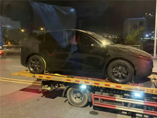 疑新款特斯拉Model Y Plaid无伪装谍照曝光：首次用上贯穿尾灯