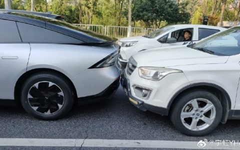 小鹏P7+全国首撞诞生：车太帅 后车司机忘记踩刹车