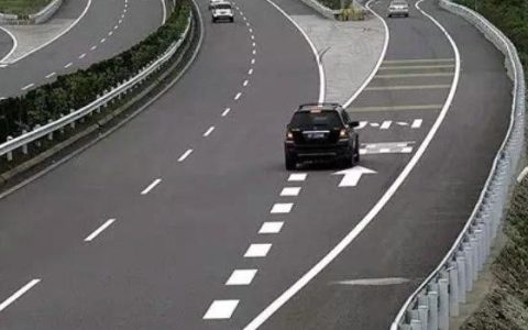 从匝道驶入高速公路应开启什么灯