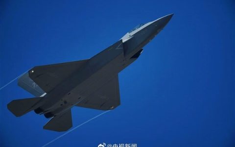 华为“六代机”大战小米“SU57”！中国新能源车真上天了