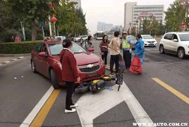 电动车左拐被直行车撞谁的责任