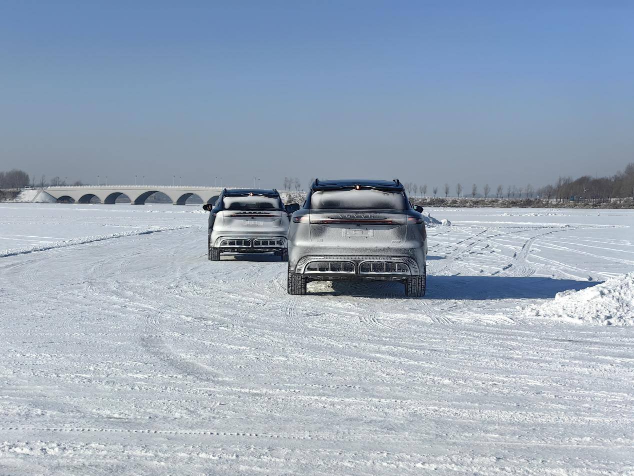 岚图知音冰雪试驾，后驱新能源车玩赛道能稳吗？